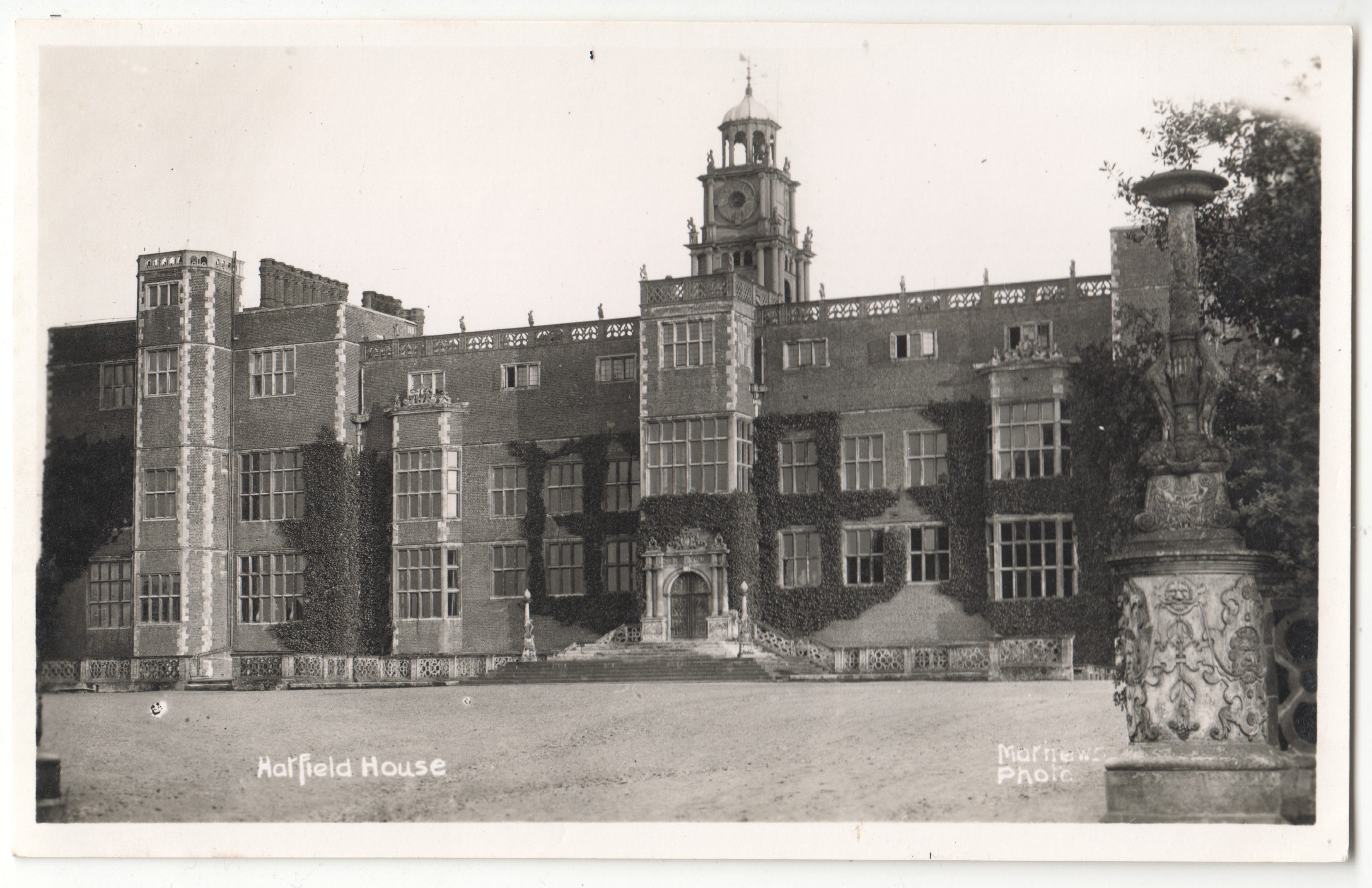 01_9_X_14_Bw_Hatfield_House.jpg