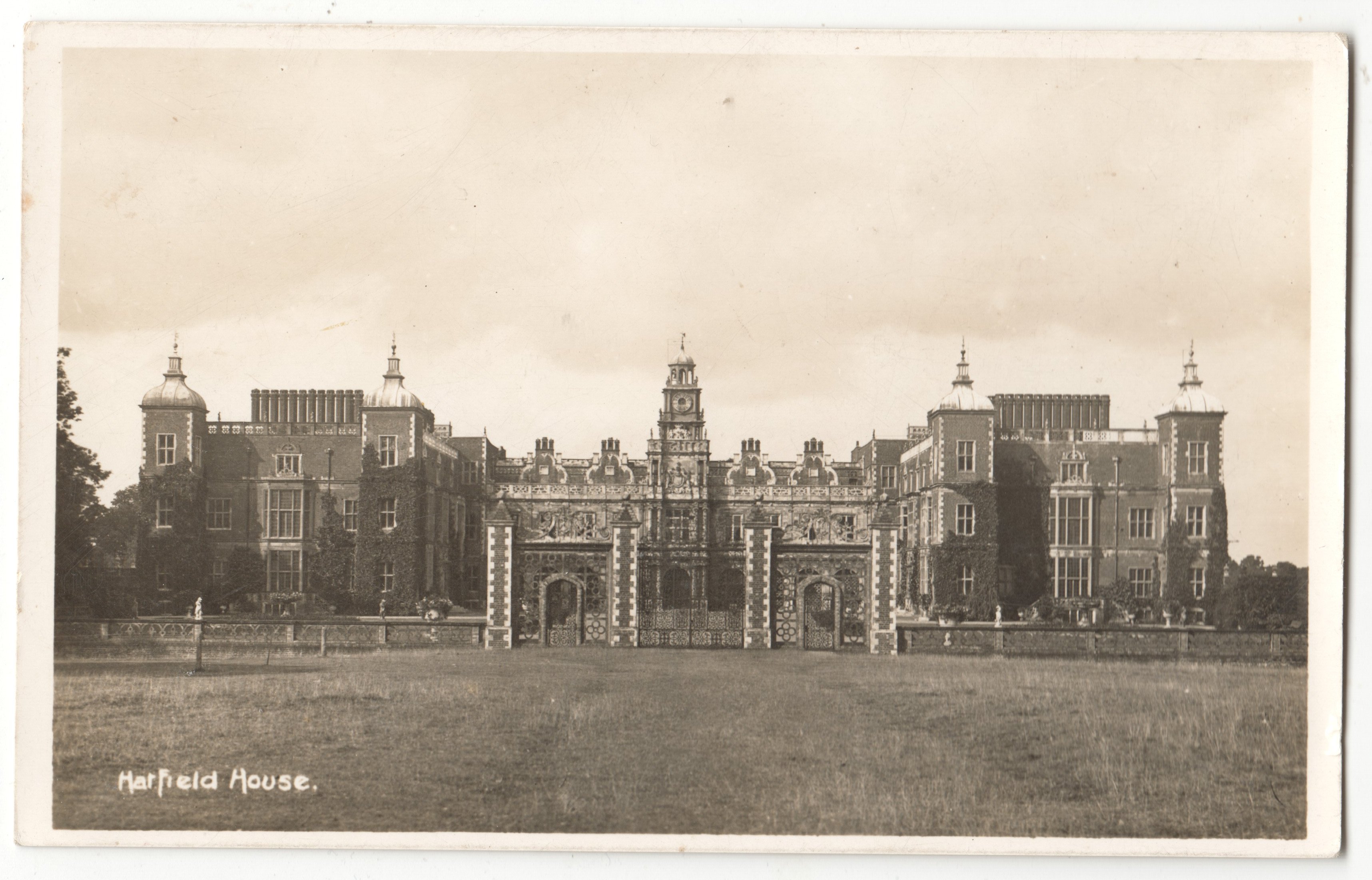 02_9_X_14_Bw_Hatfield_House_2.jpg