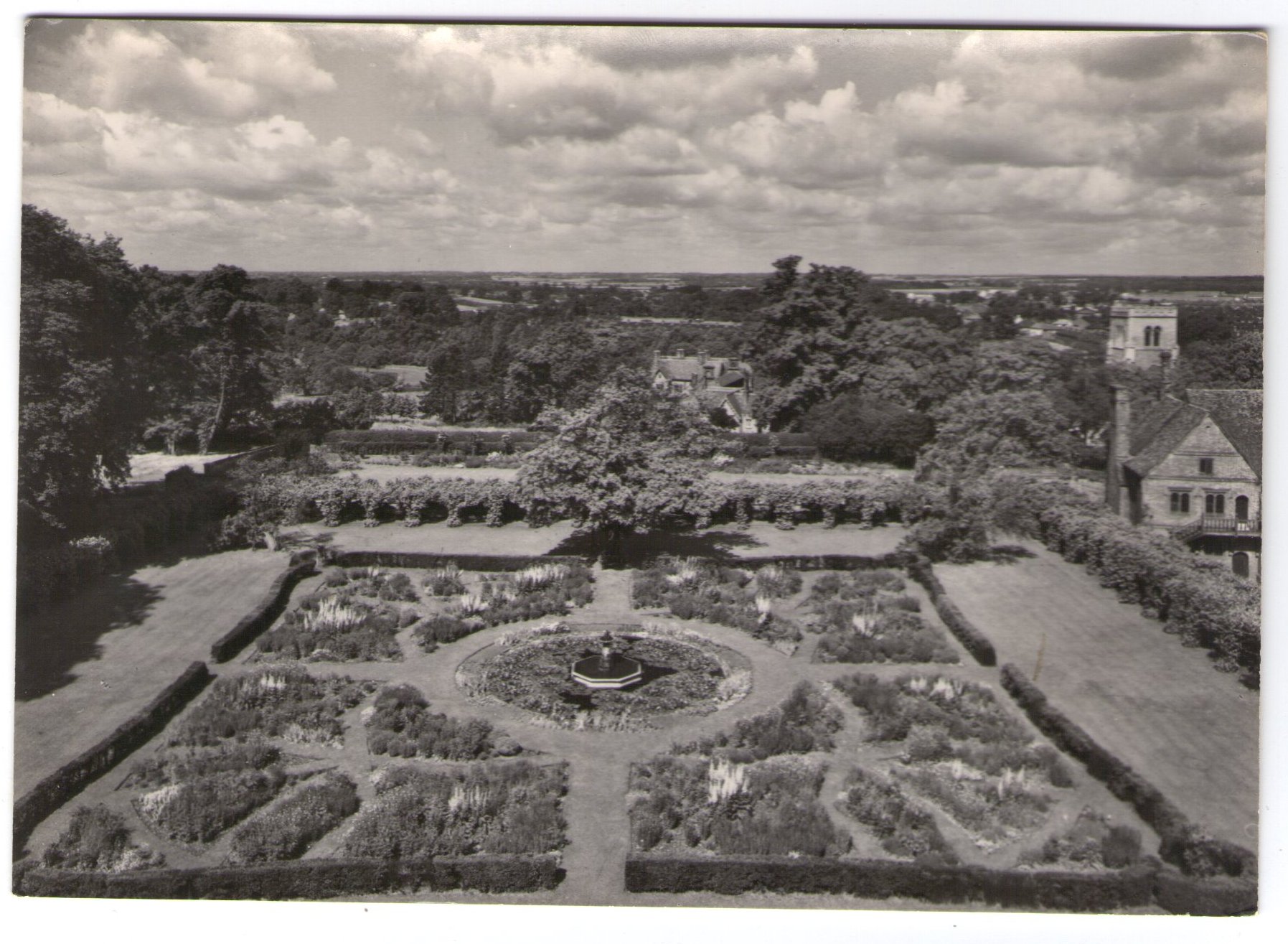 41_london_english_life_hatfield_house_west_garden.jpg