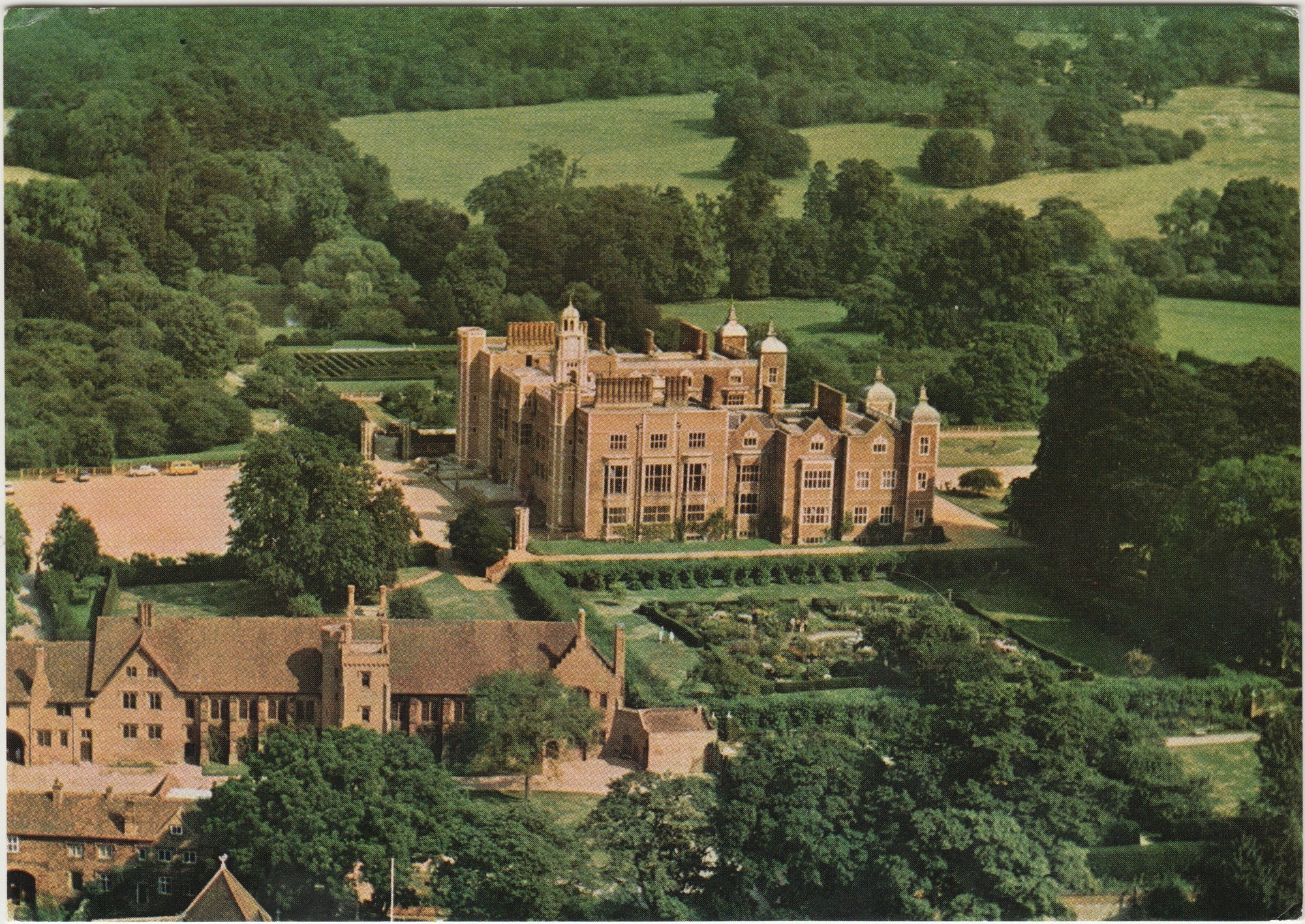 Hatfield_House_Aerial_Old_Palace_Hh2.jpg