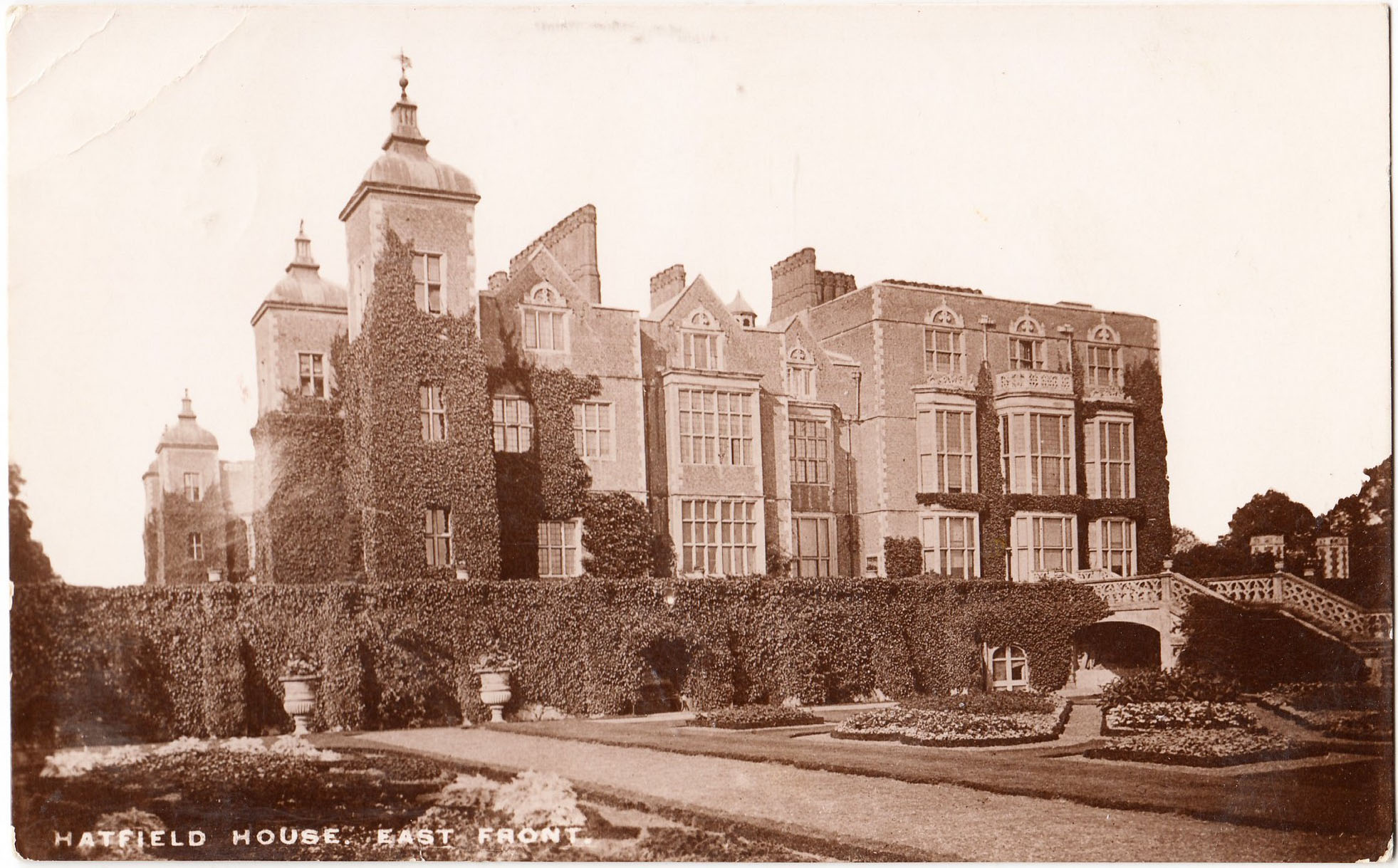 Hatfield_House_East_Front_1912.jpg
