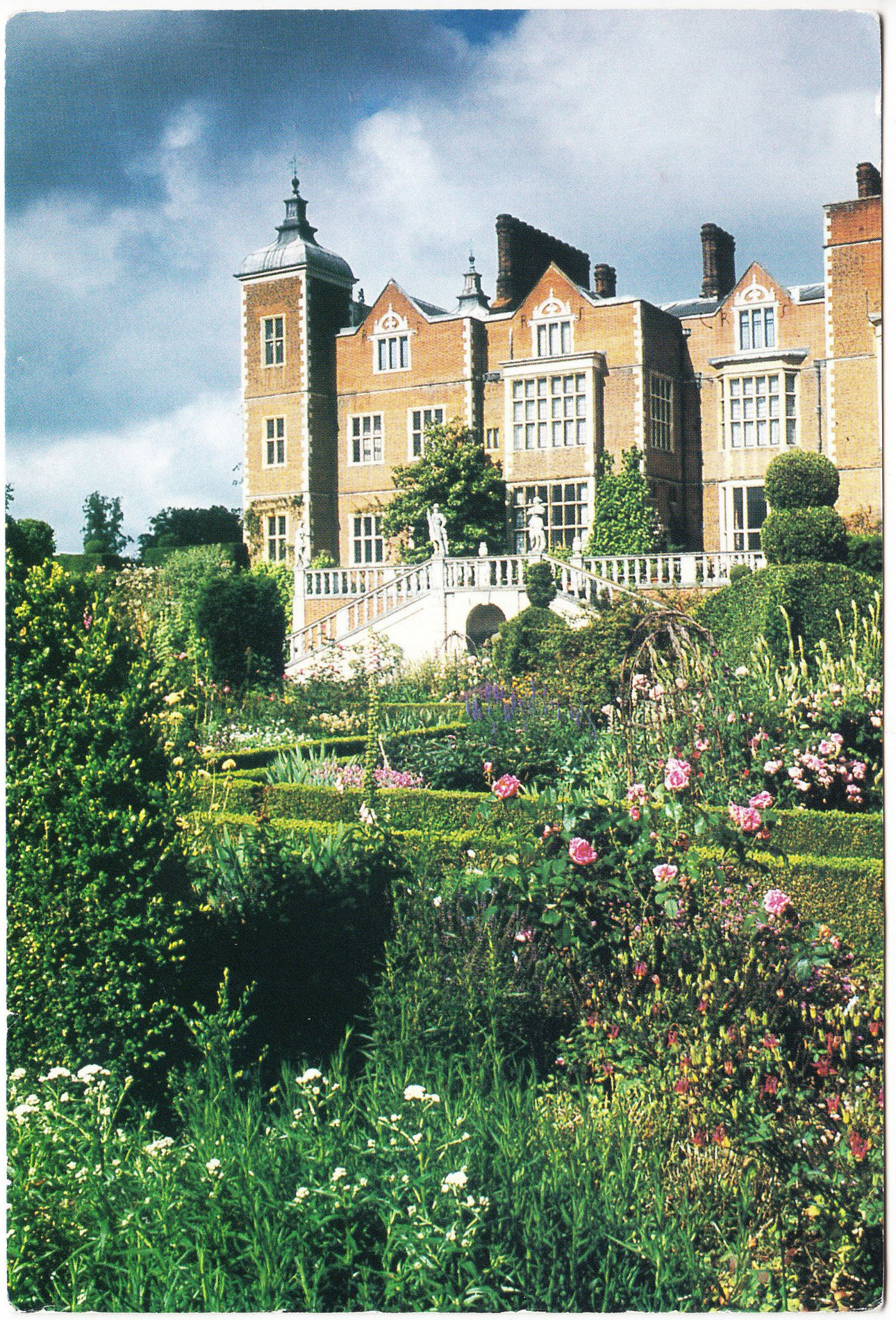 Hatfield_House_East_Parterre_2002.jpg