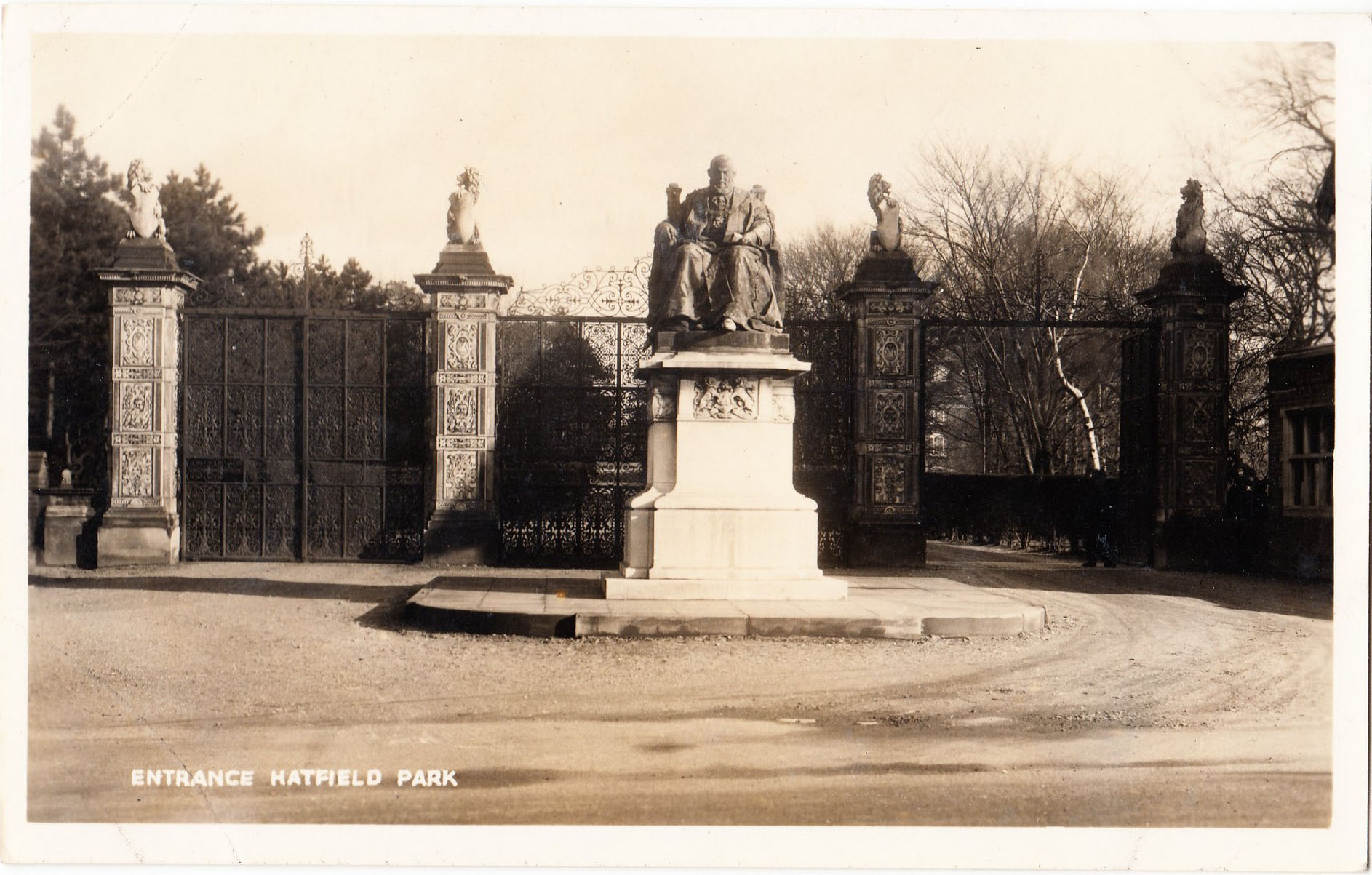 Hatfield_House_Entrance.jpg