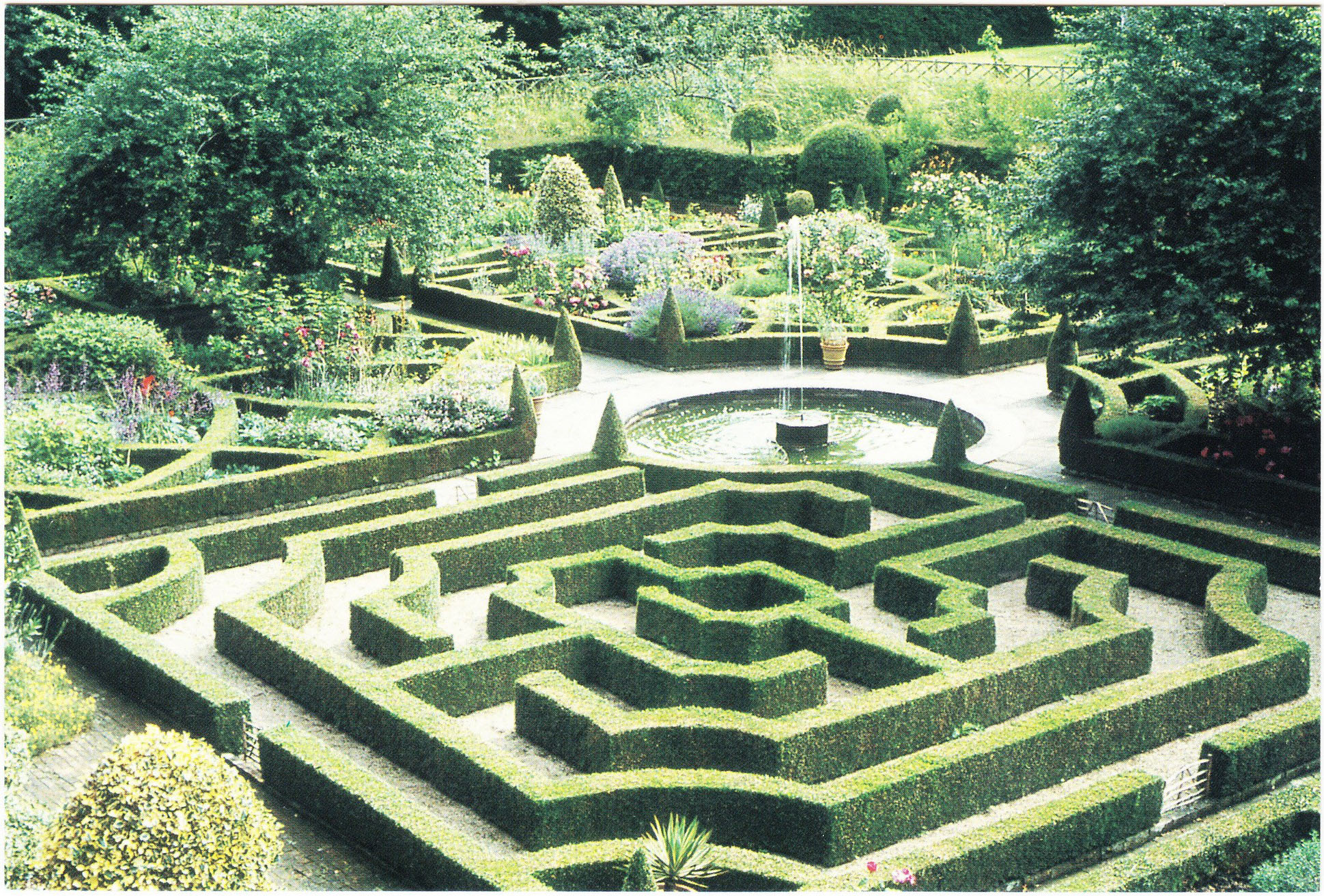 Hatfield_House_Foot_Maze.jpg
