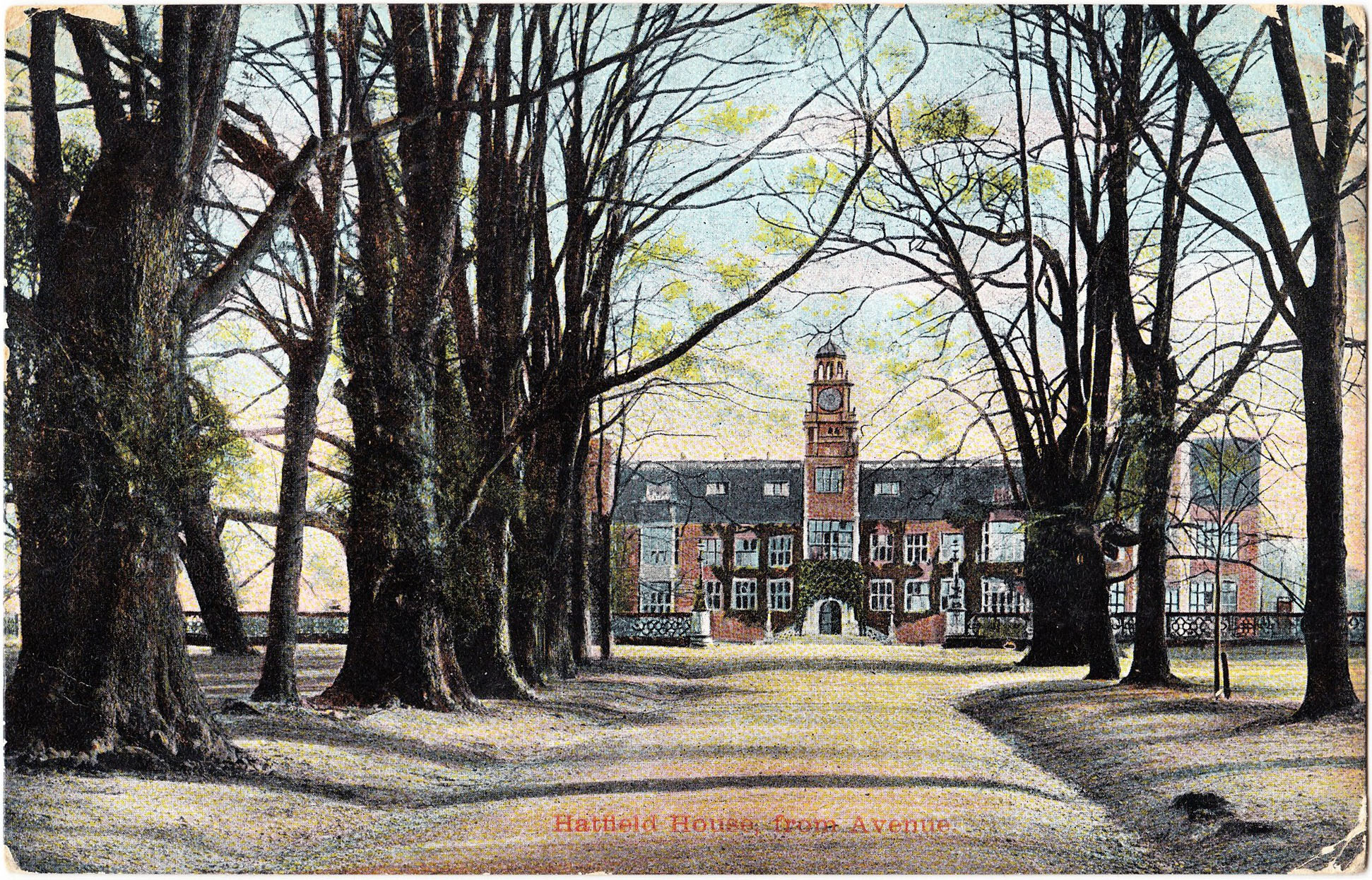 Hatfield_House_From_Avenue.jpg