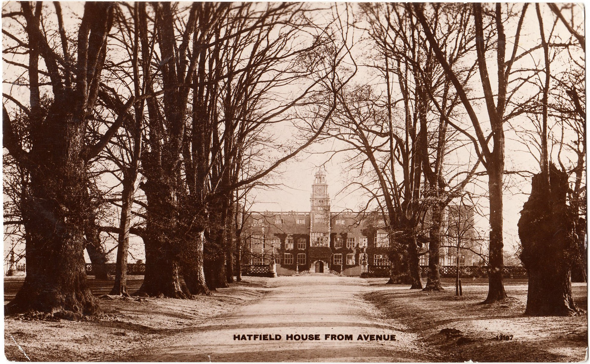 Hatfield_House_From_Avenue_2.jpg