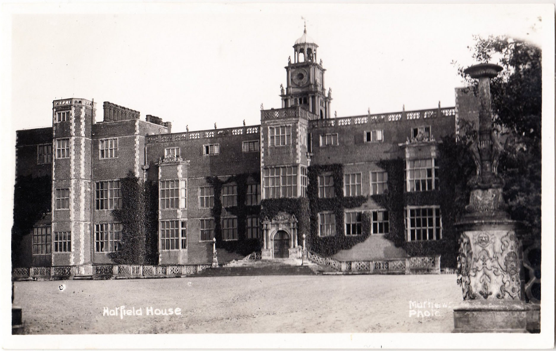 Hatfield_House_North_Front.jpg