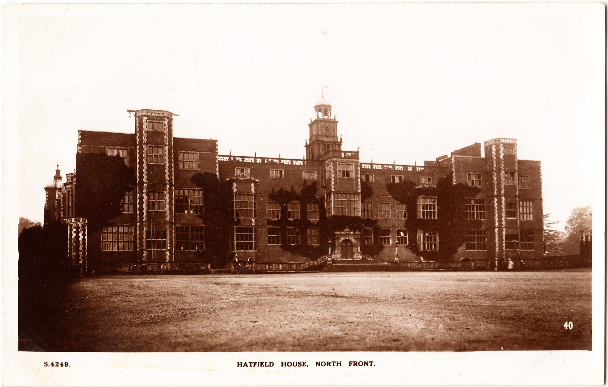 Hatfield_House_North_Front_S4249.jpg