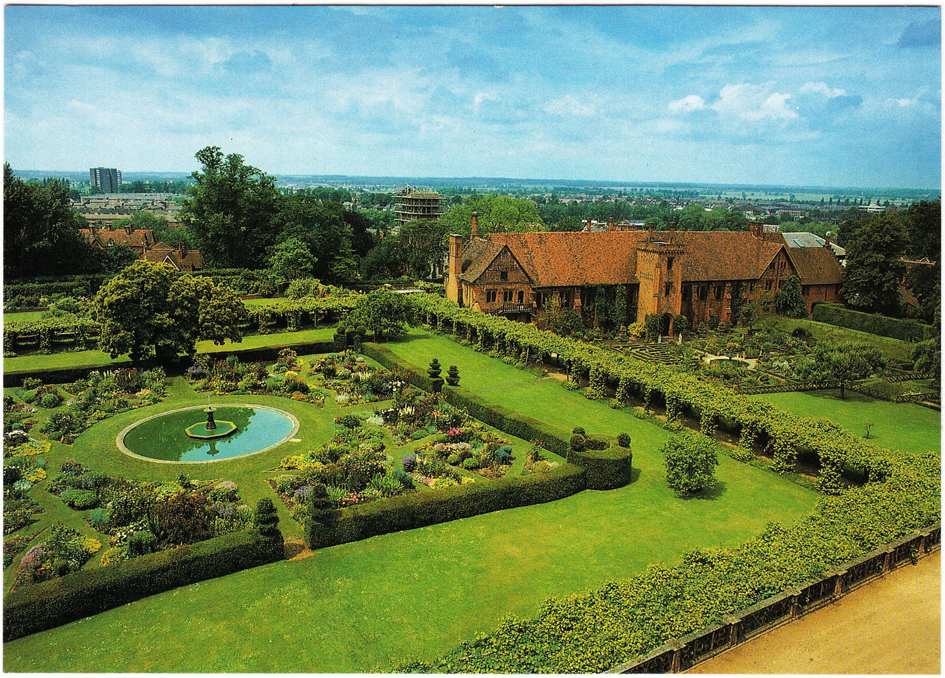 Hatfield_House_Old_Palace_Aerial_Hh36.jpg