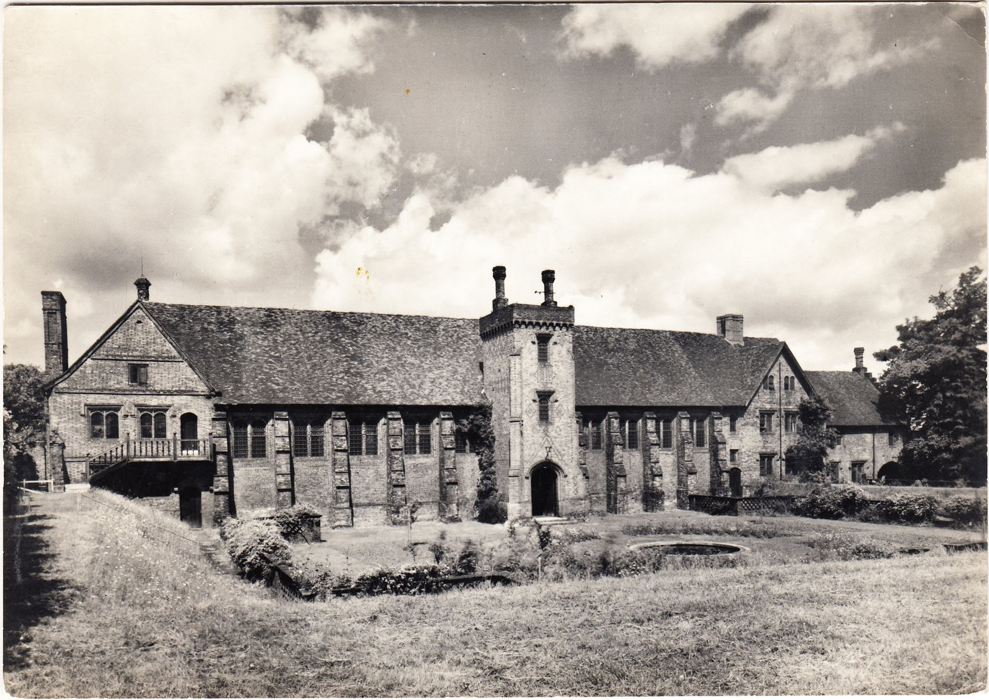 Hatfield_House_Old_Palace_English_Life.jpg