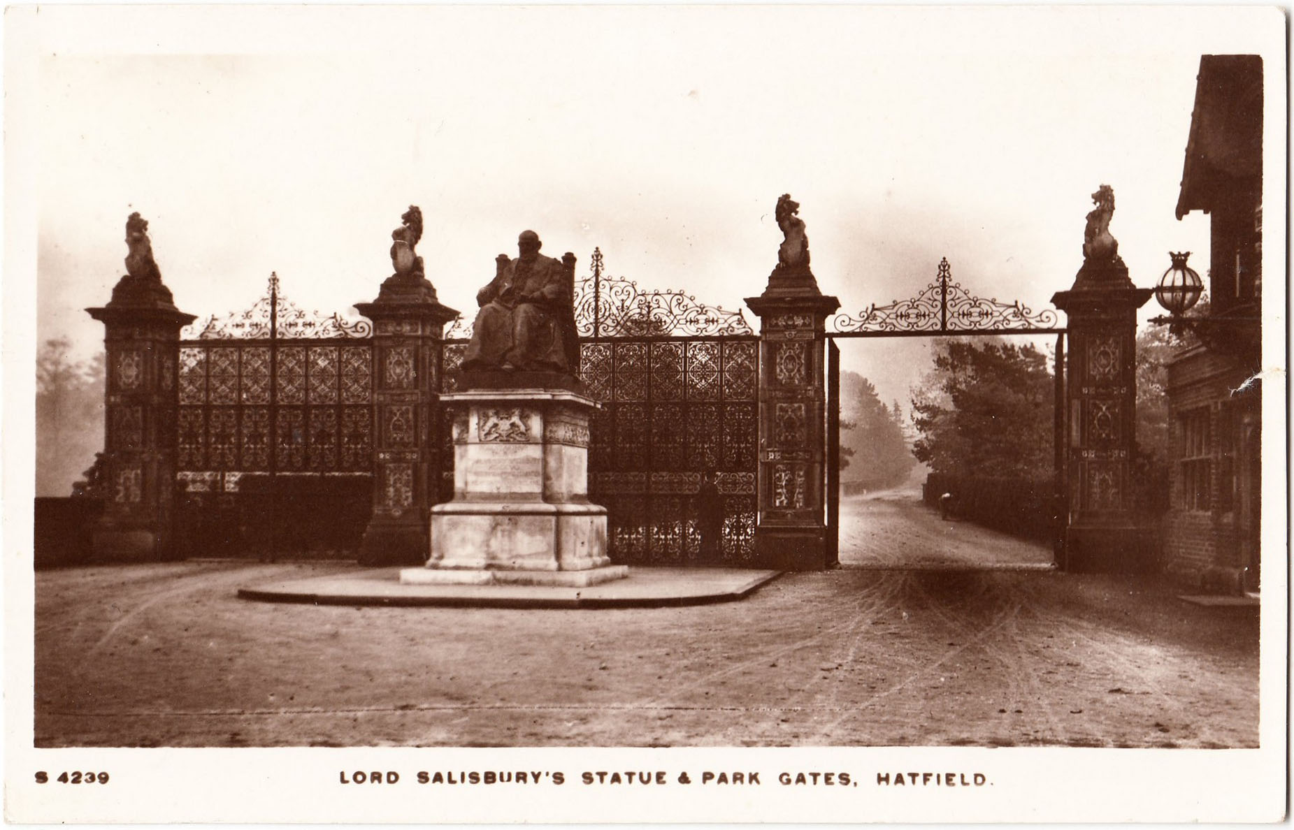 Hatfield_House_Park_Gates_Whs_S4239.jpg