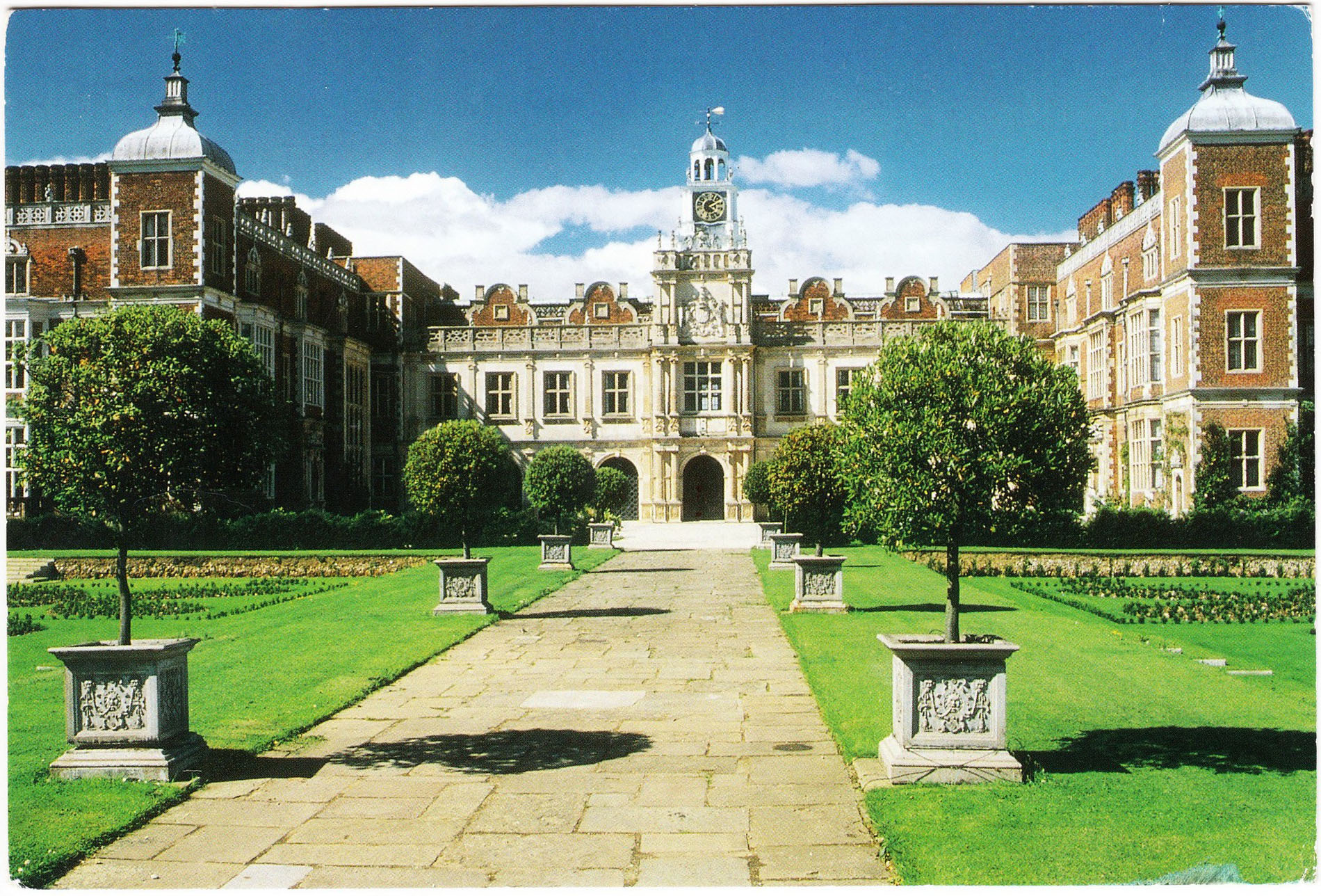 Hatfield_House_South Front Jerry Harpur.jpg