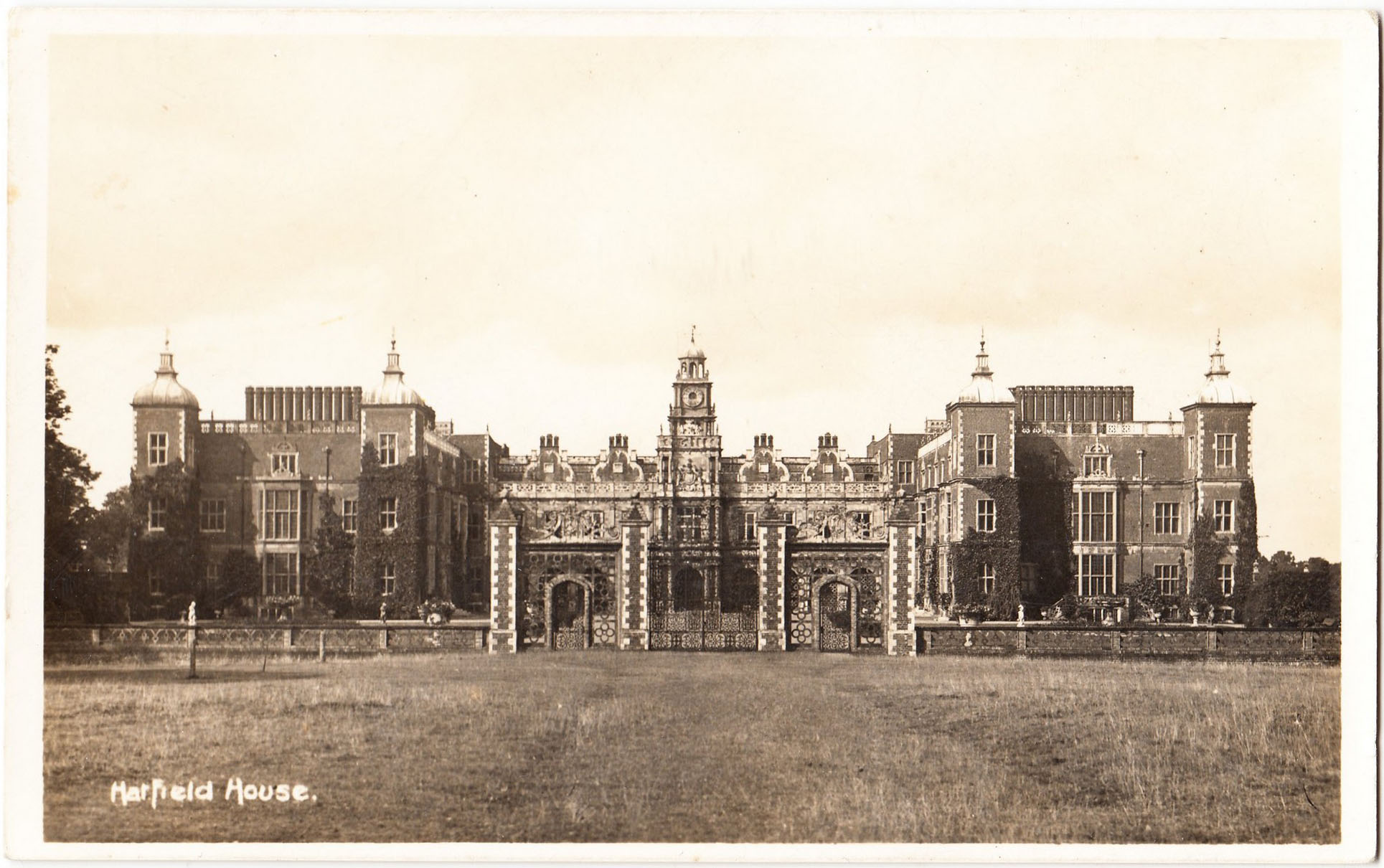Hatfield_House_South_Front.jpg