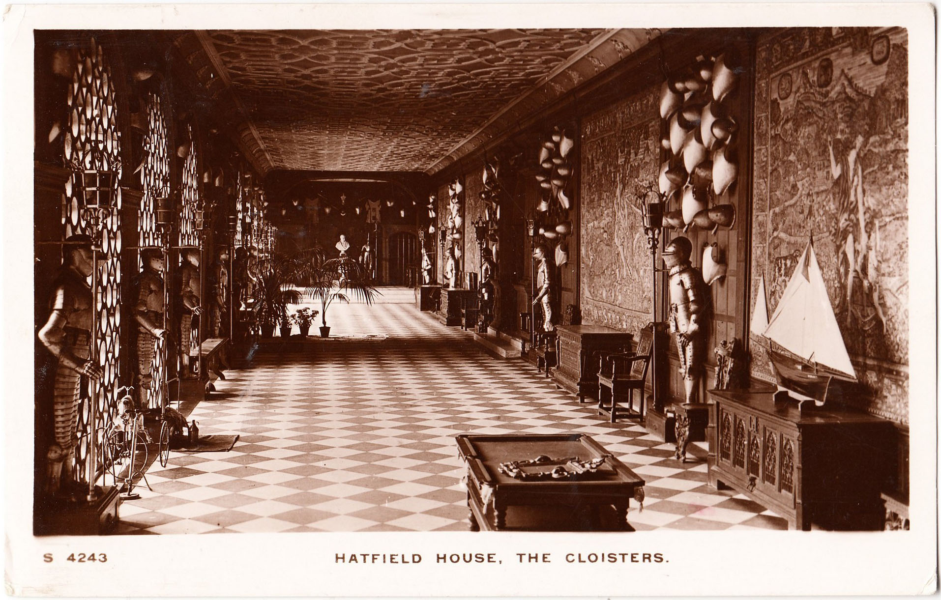 Hatfield_House_The_Cloisters_Whs_S4243.jpg