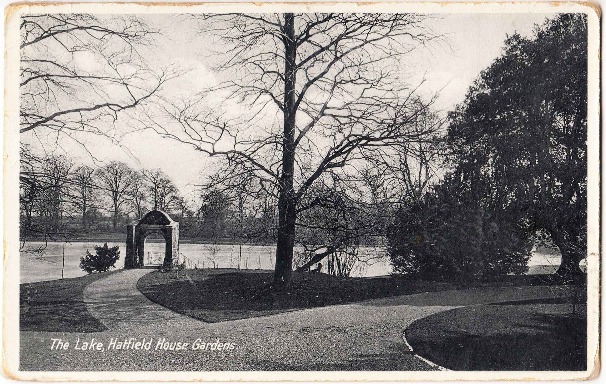 Hatfield_House_The_Lake.jpg