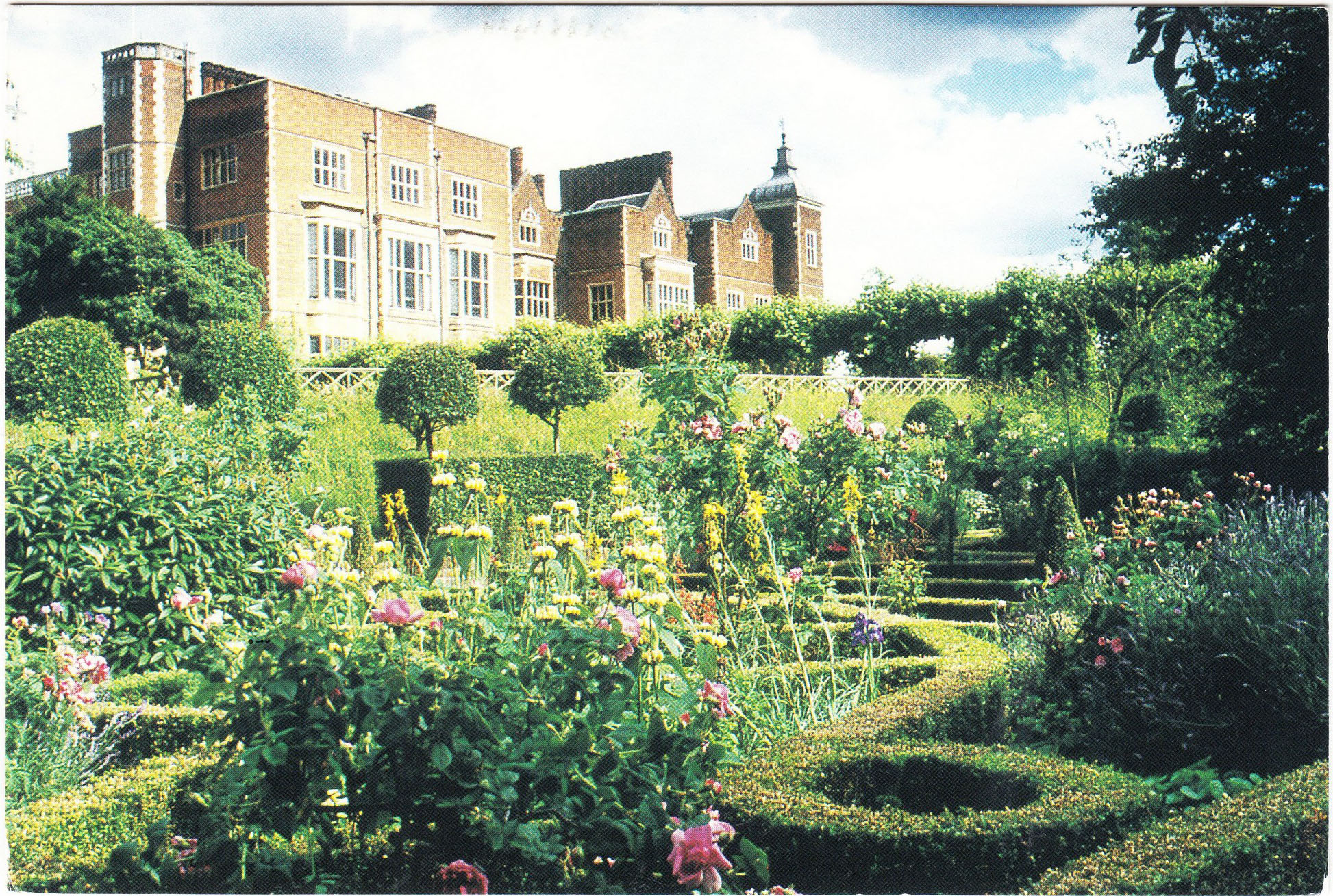 Hatfield_House_West_Front_And_Knot_Gdn.jpg