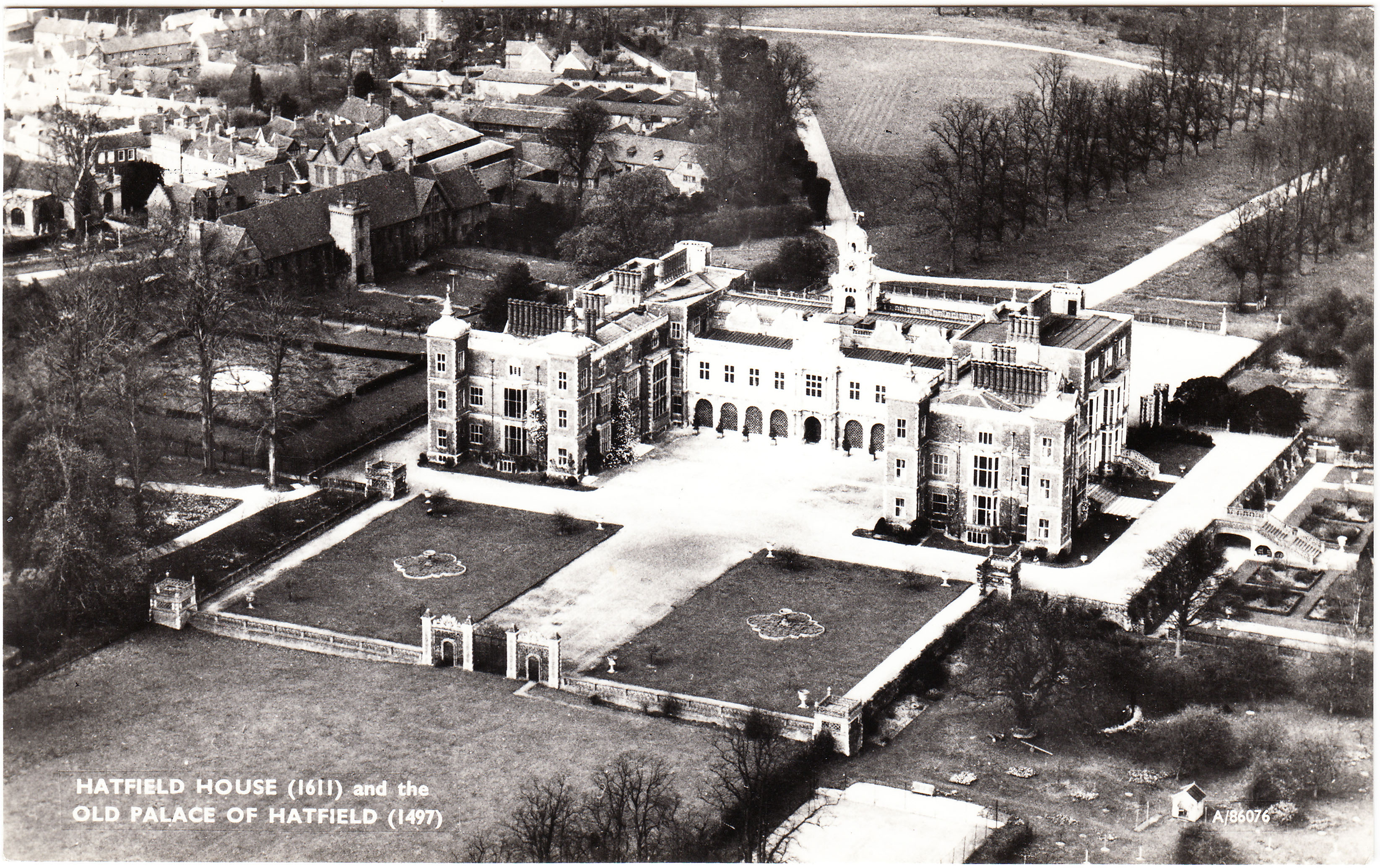 hatfield_house_aerofilms_ltd.jpg