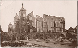 05_9_X_14_Bw_Hatfield_House_East_Front_Graphotone_1912.jpg