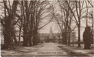08_9_X_14_Bw_Hatfield_House_From_Avenue.jpg