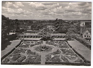 41_london_english_life_hatfield_house_west_garden.jpg