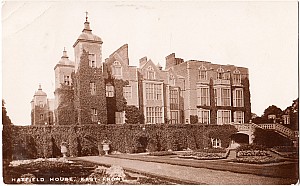 Hatfield_House_East_Front_1912.jpg