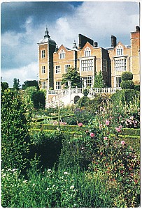 Hatfield_House_East_Parterre_2002.jpg