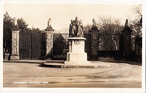 Hatfield_House_Entrance.jpg