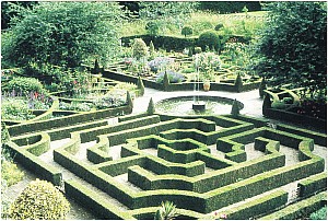 Hatfield_House_Foot_Maze.jpg
