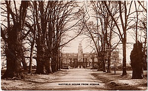 Hatfield_House_From_Avenue_2.jpg
