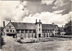 Hatfield_House_Old_Palace_English_Life.jpg