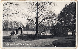 Hatfield_House_The_Lake.jpg