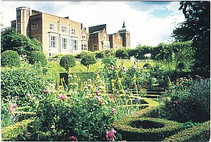 Hatfield_House_West_Front_And_Knot_Gdn.jpg