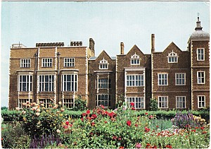 Hatfield_House_West_Front_Hh4.jpg